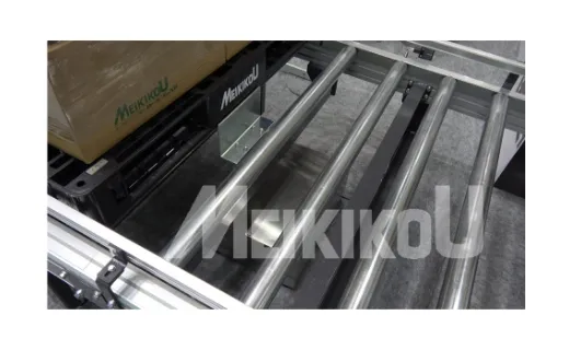 パレット搬送とアキュムレーティング(コンベヤ上でパレット荷を貯める)