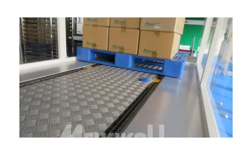 パレット搬送とアキュムレーティング(コンベヤ上でパレット荷を貯める)