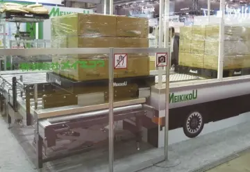 トラックから荷をおろす・積み込む、トラック自動積み込み・荷おろしシステム（パレット用）、テーブルリフトで高さ調整積み込み・荷おろしする