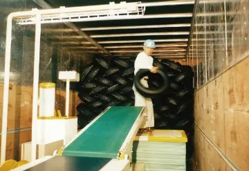 トラックから荷をおろす・積み込む、デバンダ、タイヤの荷おろし タイヤ（40フィートコンテナ）